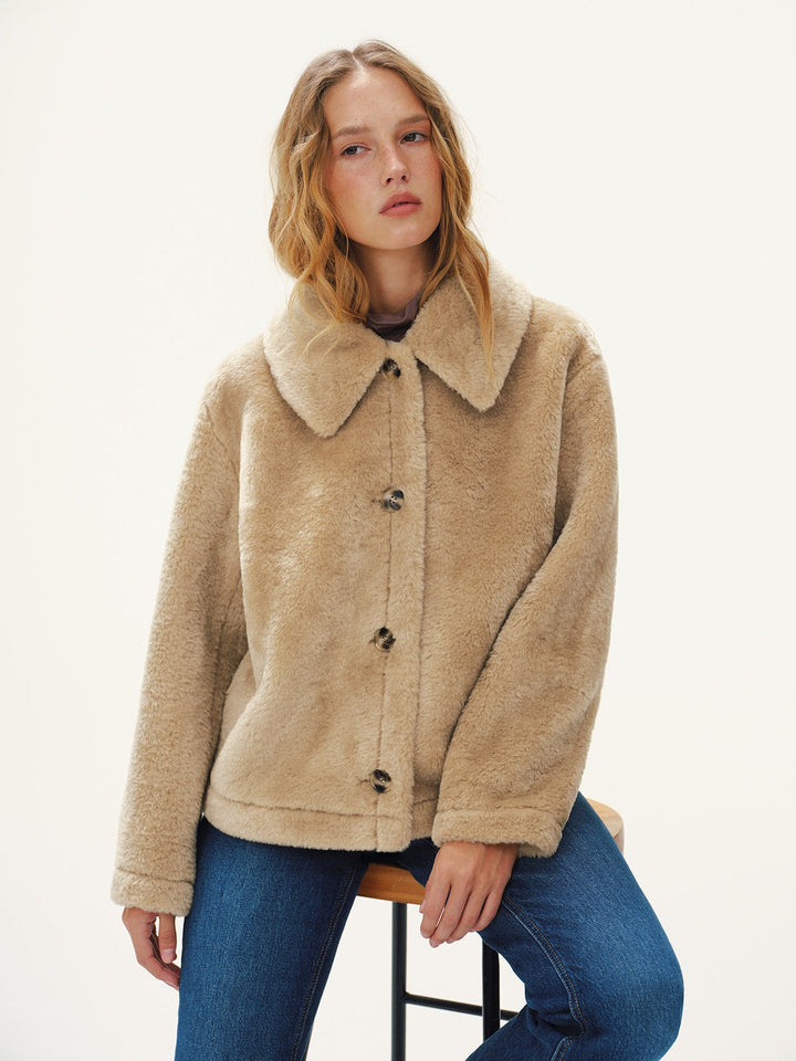 Birgitte — Teddy Jakke Dame med Bred Krage og Knapper, Motegalleriet Oslo — bilde 2
