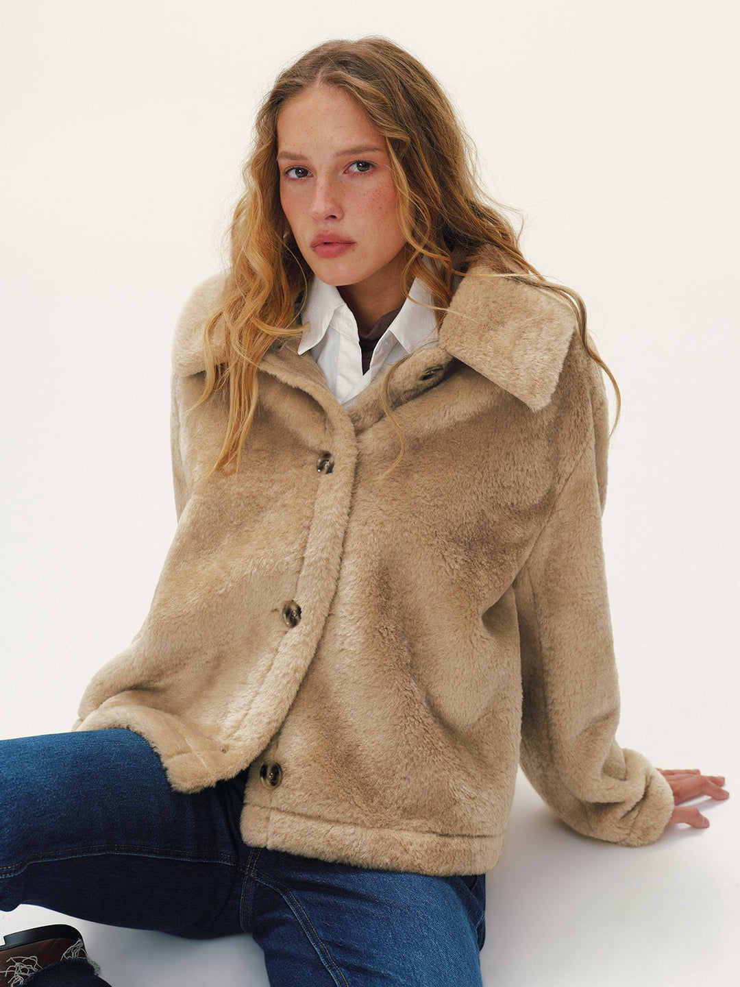 Birgitte — Teddy Jakke Dame med Bred Krage og Knapper, Motegalleriet Oslo — bilde 3