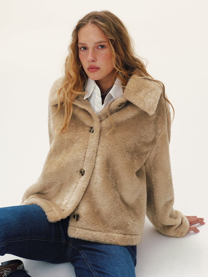 Birgitte — Teddy Jakke Dame med Bred Krage og Knapper, Motegalleriet Oslo — bilde 3