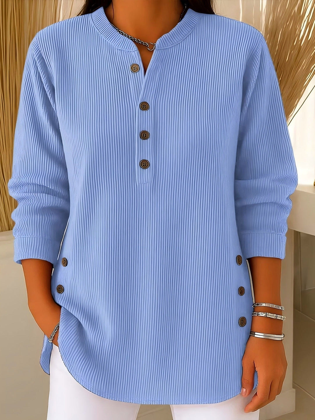 Kamilla — Ribbet Bluse Dame med V Hals og Knapper Foran, Motegalleriet Oslo — bilde 1