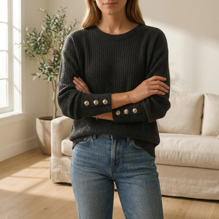 Lise — Ribbet Genser Dame med Rund Hals, Lange Ermer og Knapper, Motegalleriet Oslo — bilde 1