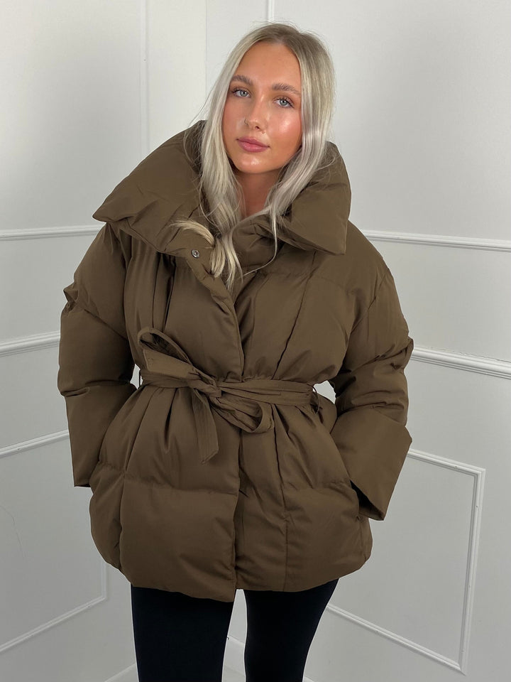 Nanna — Oversized Boblejakke Dame med Belte og Høy Krage, Motegalleriet Oslo — bilde 1