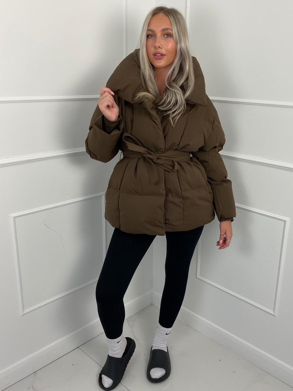 Nanna — Oversized Boblejakke Dame med Belte og Høy Krage, Motegalleriet Oslo — bilde 2