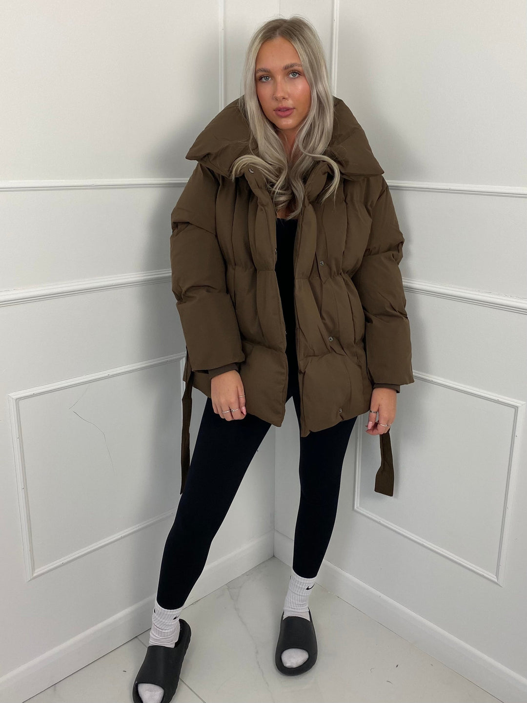 Nanna — Oversized Boblejakke Dame med Belte og Høy Krage, Motegalleriet Oslo — bilde 3