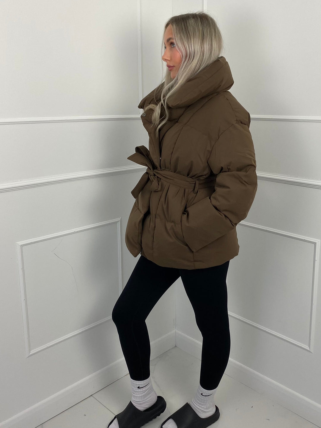 Nanna — Oversized Boblejakke Dame med Belte og Høy Krage, Motegalleriet Oslo — bilde 4