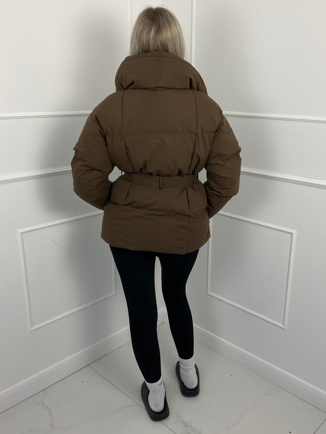 Nanna — Oversized Boblejakke Dame med Belte og Høy Krage, Motegalleriet Oslo — bilde 5