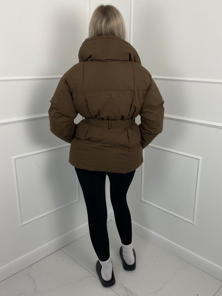 Nanna — Oversized Boblejakke Dame med Belte og Høy Krage, Motegalleriet Oslo — bilde 5