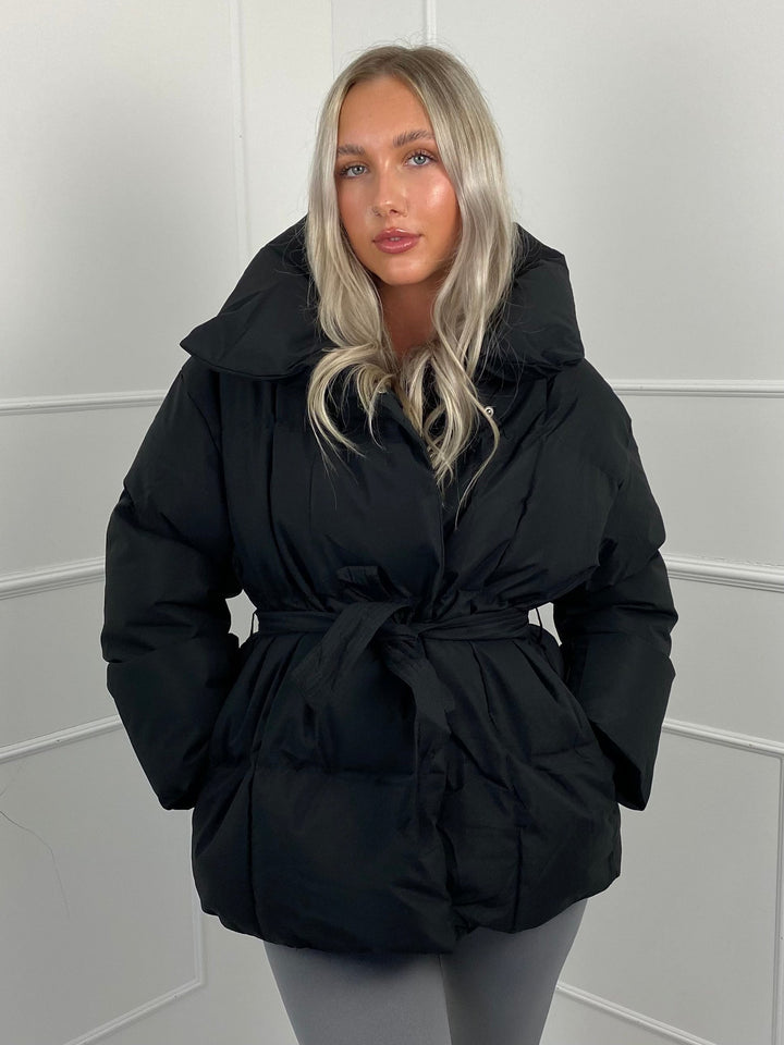 Nanna — Oversized Boblejakke Dame med Belte og Høy Krage, Motegalleriet Oslo — bilde 6