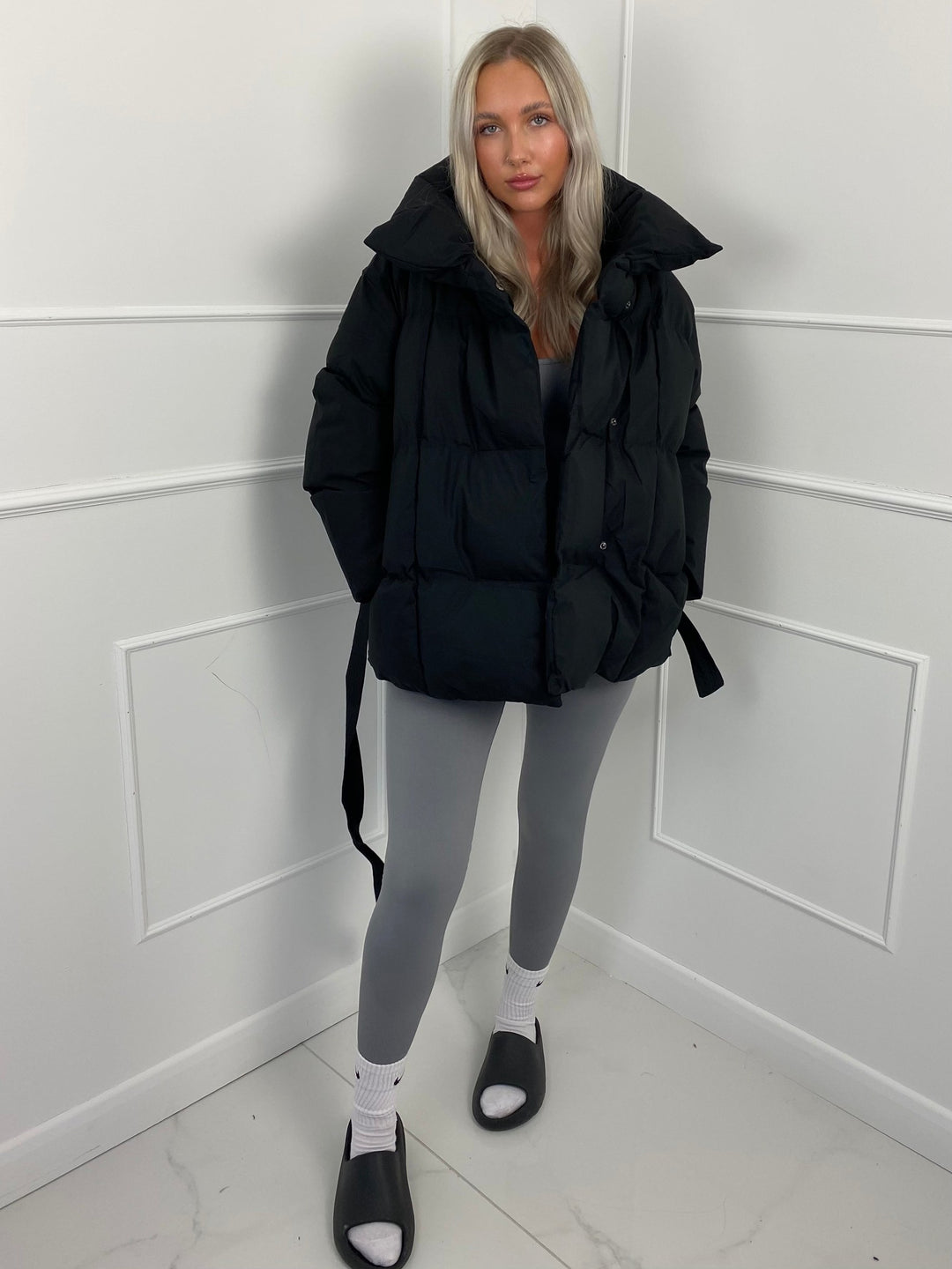 Nanna — Oversized Boblejakke Dame med Belte og Høy Krage, Motegalleriet Oslo — bilde 7