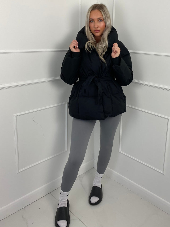 Nanna — Oversized Boblejakke Dame med Belte og Høy Krage, Motegalleriet Oslo — bilde 8