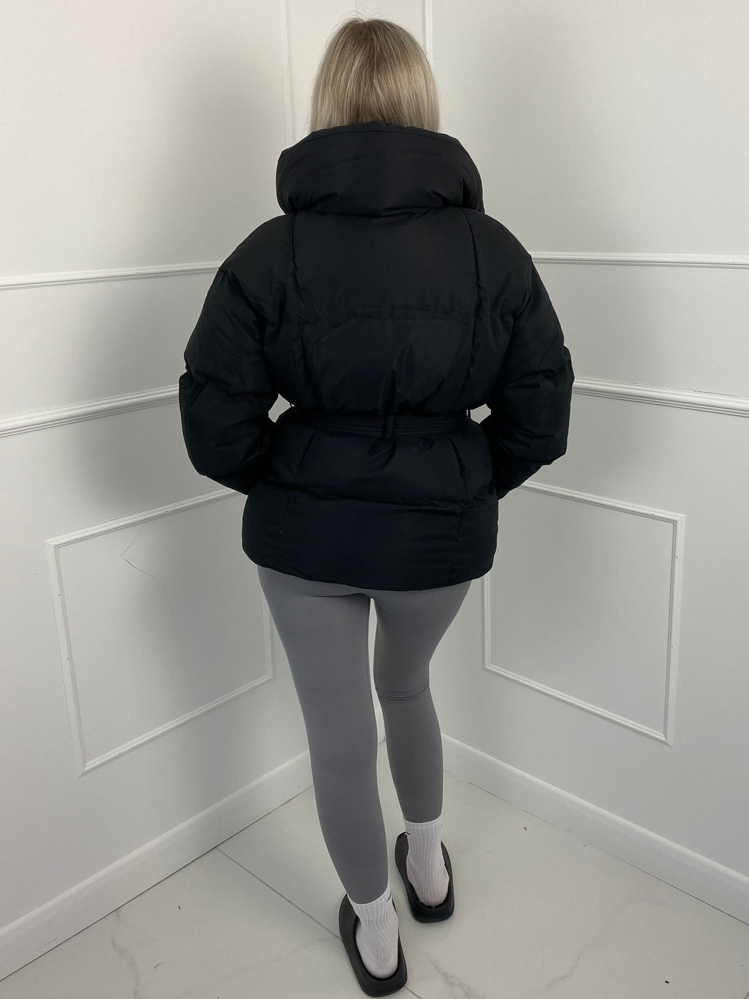 Nanna — Oversized Boblejakke Dame med Belte og Høy Krage, Motegalleriet Oslo — bilde 9