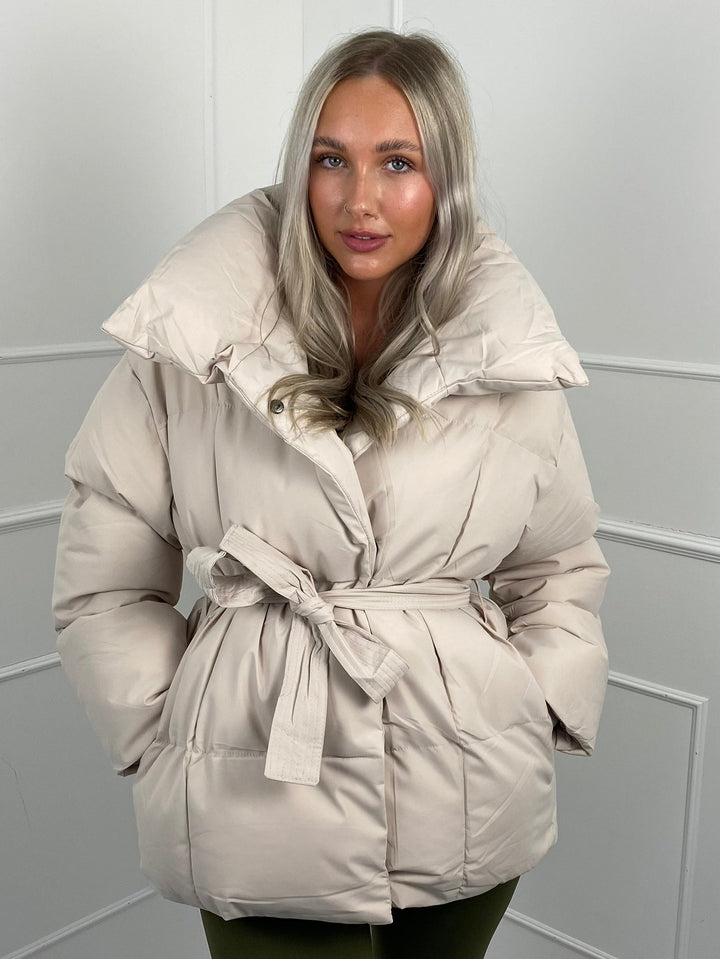 Nanna — Oversized Boblejakke Dame med Belte og Høy Krage, Motegalleriet Oslo — bilde 10
