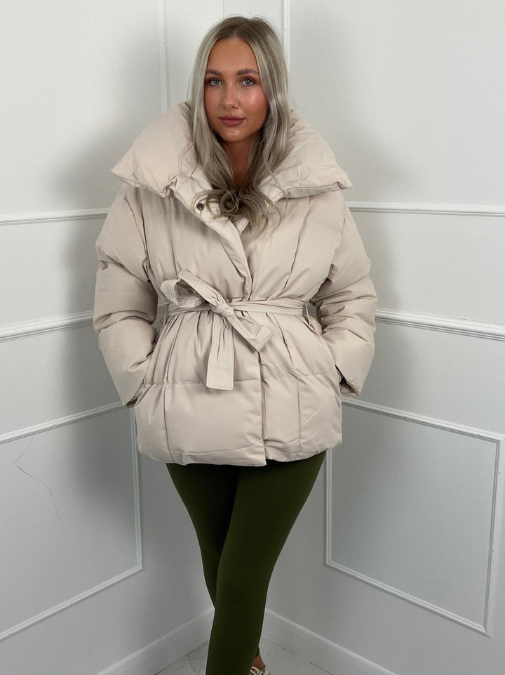 Nanna — Oversized Boblejakke Dame med Belte og Høy Krage, Motegalleriet Oslo — bilde 11