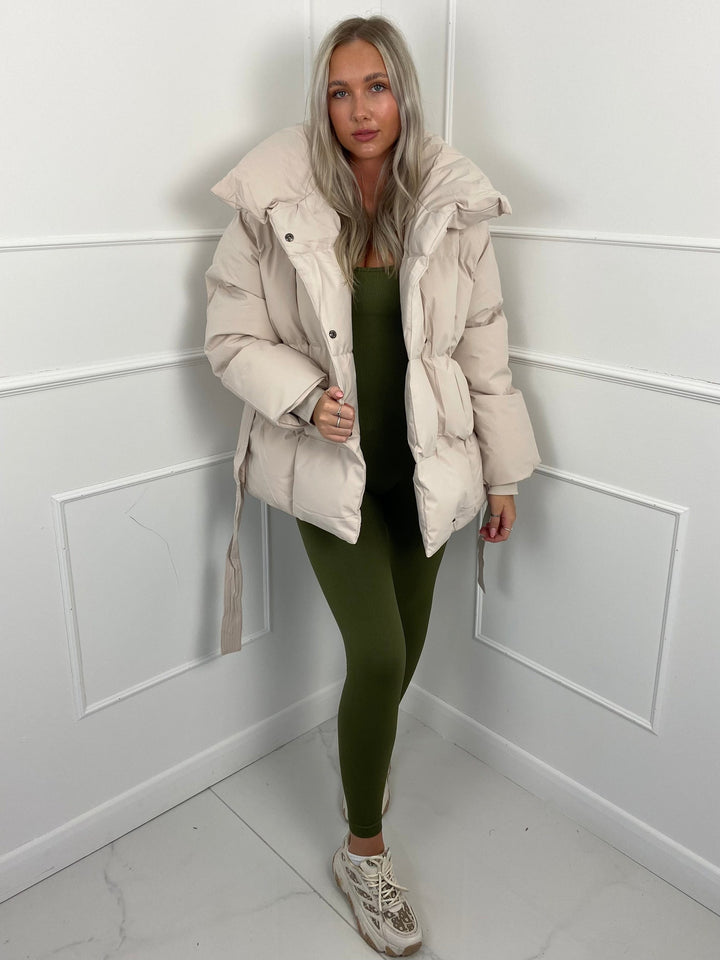 Nanna — Oversized Boblejakke Dame med Belte og Høy Krage, Motegalleriet Oslo — bilde 12