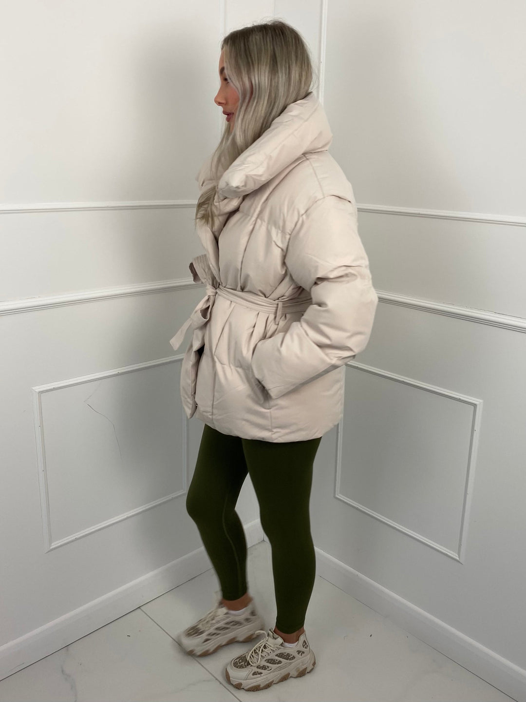 Nanna — Oversized Boblejakke Dame med Belte og Høy Krage, Motegalleriet Oslo — bilde 13