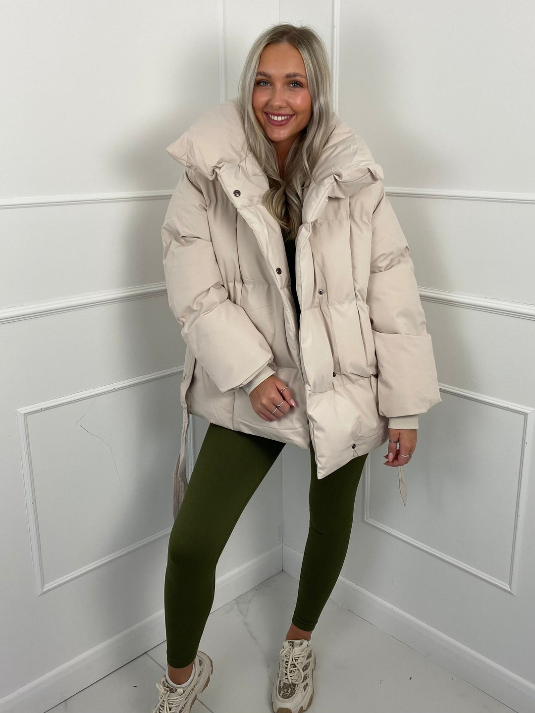 Nanna — Oversized Boblejakke Dame med Belte og Høy Krage, Motegalleriet Oslo — bilde 14