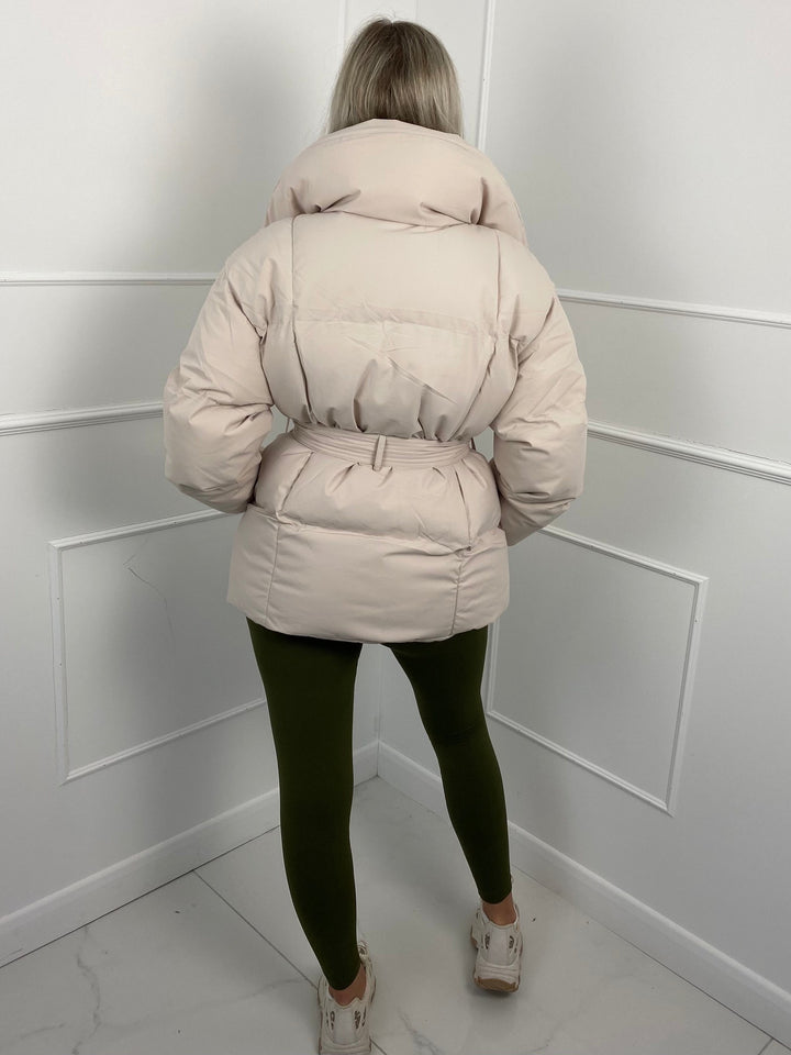 Nanna — Oversized Boblejakke Dame med Belte og Høy Krage, Motegalleriet Oslo — bilde 15