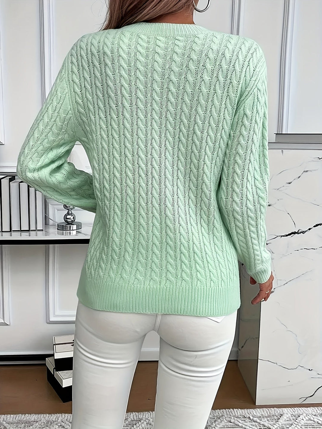 Solveig — Klassisk Kabelstrikket Strikkegenser Dame med Rund Hals, Motegalleriet Oslo — bilde 10