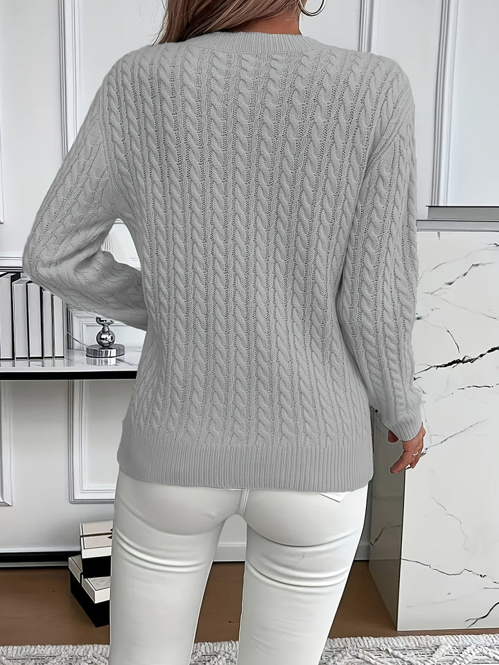 Solveig — Klassisk Kabelstrikket Strikkegenser Dame med Rund Hals, Motegalleriet Oslo — bilde 15