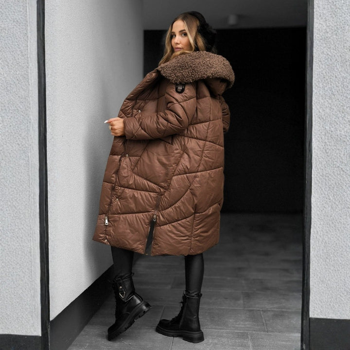 Torhild — Lang Vinterjakke Dame med Hette i Fuskepels og Knapper, Motegalleriet Oslo — bilde 6